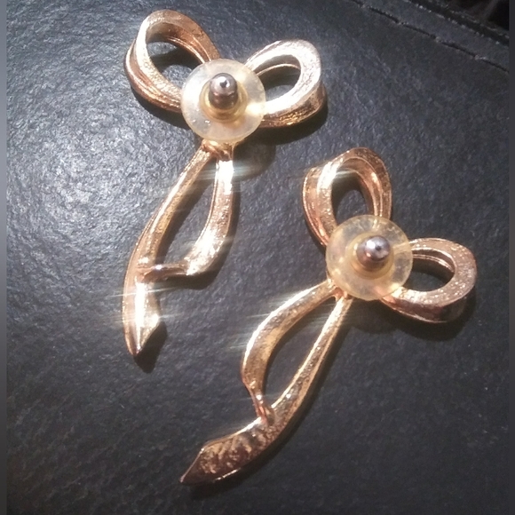 Vintage "AVON" Gold Toned & Blue Enamel Bows/Ribbons Pierced Earrings - Picture 3 of 3